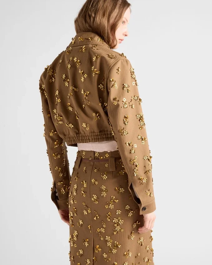 Chaqueta blusón con bordado en forma de chevron Chaqueta blusón con bordado en forma de chevron