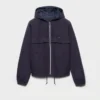 Chaqueta blusón con capucha de tejido técnico