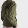 Chaqueta blusón con capucha de tejido técnico