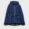 Chaqueta blusón de tejido técnico con capucha Chaqueta blusón de tejido técnico con capucha
