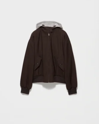 Chaqueta con capucha y costuras en relieve