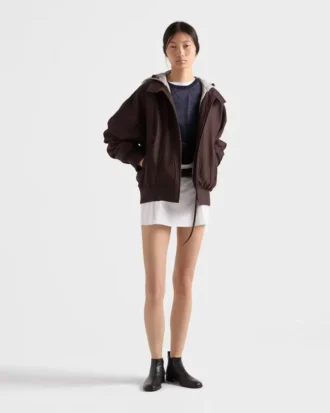 Chaqueta con capucha y costuras en relieve