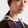 Chaqueta con capucha y costuras en relieve Chaqueta con capucha y costuras en relieve