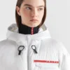 Chaqueta corta técnica de plumón con Re-Nylon