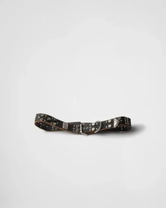 Cinturón de cuero con tachuelas