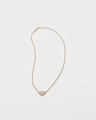 Collar con colgante Eternal Mini Triangle de Eternal Gold en oro amarillo y diamantes Collar con colgante Eternal Mini Triangle de Eternal Gold en oro amarillo y diamantes