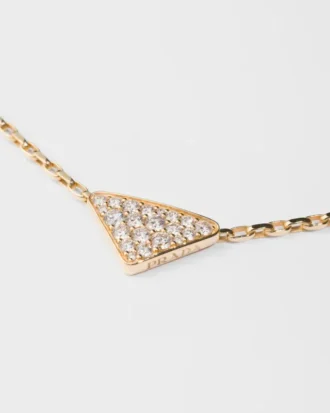 Collar con colgante Eternal Mini Triangle de Eternal Gold en oro amarillo y diamantes Collar con colgante Eternal Mini Triangle de Eternal Gold en oro amarillo y diamantes
