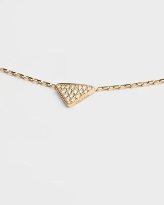 Collar con colgante Micro Triangle de Eternal Gold en oro amarillo y diamantes