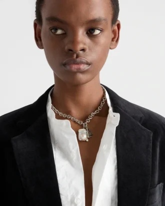 Collar de metal con perla