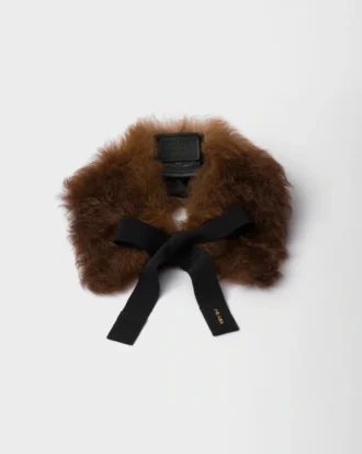 Cuello de piel de oveja