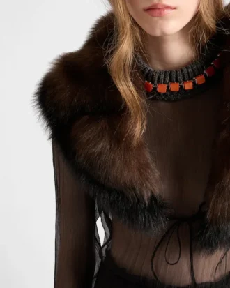 Cuello de piel de oveja