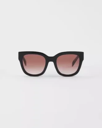 Gafas de sol con el logotipo de Prada