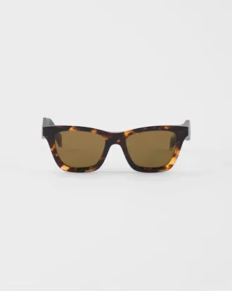 Gafas de sol con el logotipo de Prada