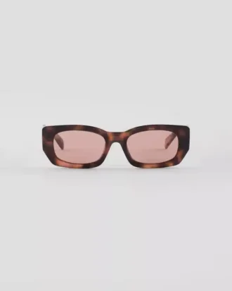 Gafas de sol con el logotipo de Prada