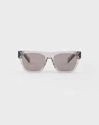Gafas de sol con el logotipo de Prada