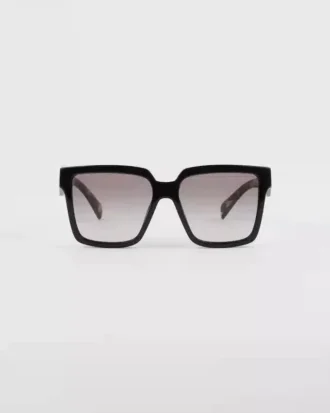Gafas de sol con el logotipo de Prada