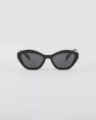 Gafas de sol con el logotipo de Prada Gafas de sol con el logotipo de Prada