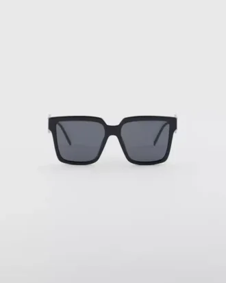 Gafas de sol con el logotipo de Prada