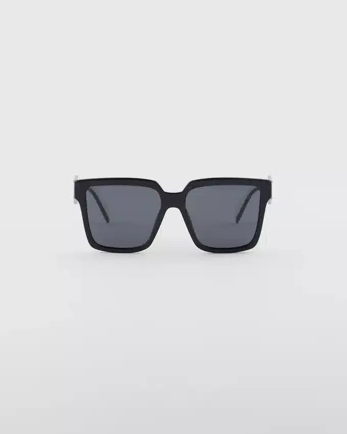 Gafas de sol con el logotipo de Prada Gafas de sol con el logotipo de Prada