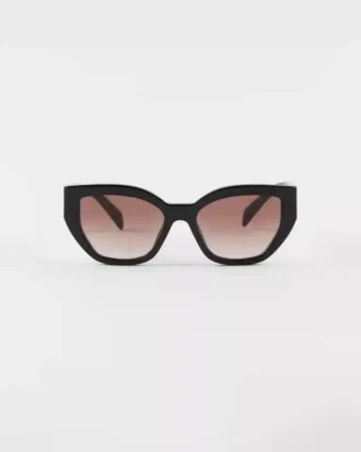 Gafas de sol con el logotipo de Prada