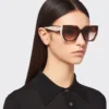 Gafas de sol con el logotipo de Prada Gafas de sol con el logotipo de Prada