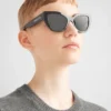 Gafas de sol con el logotipo de Prada Gafas de sol con el logotipo de Prada