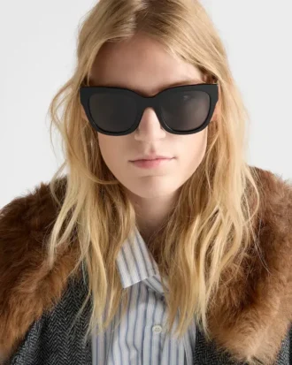 Gafas de sol con el logotipo de Prada
