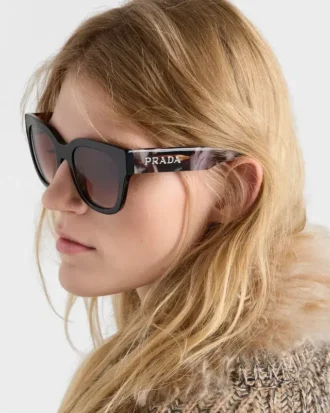 Gafas de sol con el logotipo de Prada