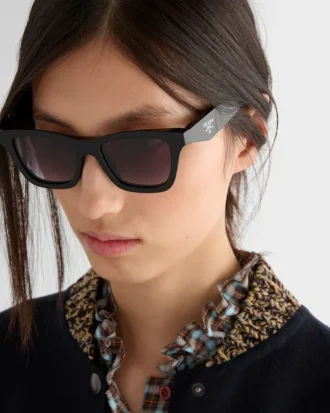 Gafas de sol con el logotipo de Prada