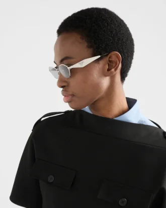 Gafas de sol con el logotipo de Prada