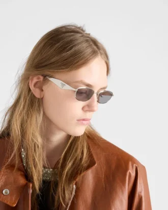 Gafas de sol con el logotipo de Prada
