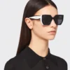 Gafas de sol con el logotipo de Prada Gafas de sol con el logotipo de Prada