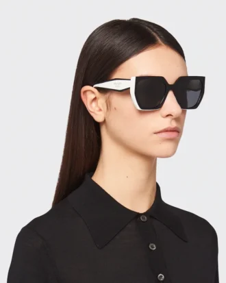 Gafas de sol con el logotipo de Prada