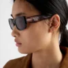 Gafas de sol con el logotipo de Prada Gafas de sol con el logotipo de Prada