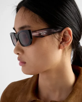 Gafas de sol con el logotipo de Prada