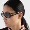 Gafas de sol con el logotipo de Prada Gafas de sol con el logotipo de Prada