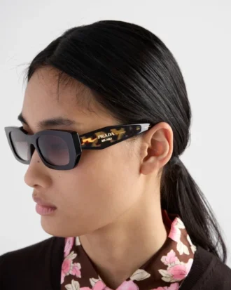 Gafas de sol con el logotipo de Prada