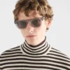 Gafas de sol con el logotipo de Prada