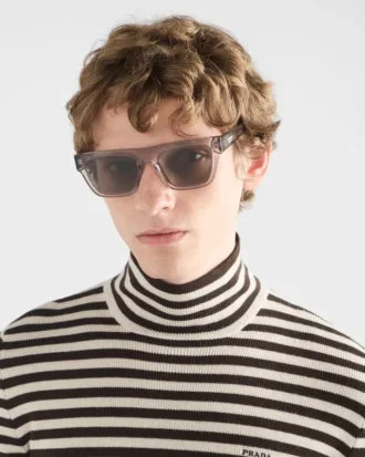 Gafas de sol con el logotipo de Prada