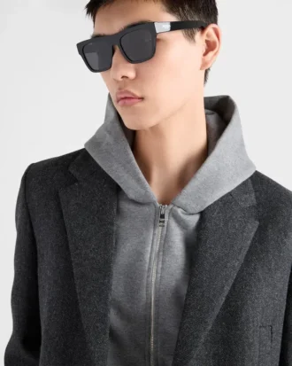 Gafas de sol con el logotipo de Prada