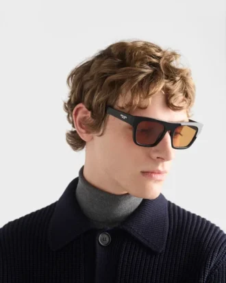 Gafas de sol con el logotipo de Prada