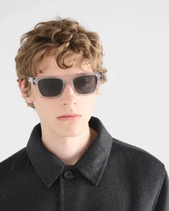 Gafas de sol con el logotipo de Prada