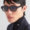 Gafas de sol con el logotipo de Prada Gafas de sol con el logotipo de Prada