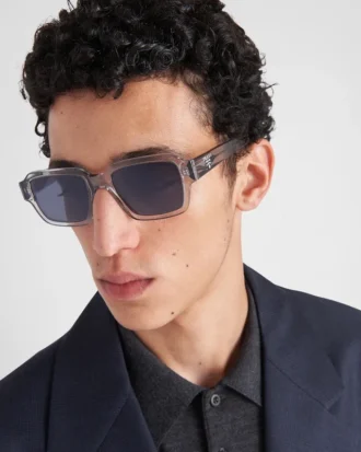 Gafas de sol con el logotipo de Prada