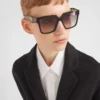 Gafas de sol con el logotipo de Prada Gafas de sol con el logotipo de Prada