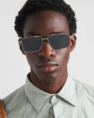 Gafas de sol con el logotipo de Prada