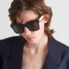 Gafas de sol con el logotipo de Prada Gafas de sol con el logotipo de Prada