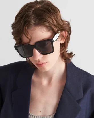 Gafas de sol con el logotipo de Prada