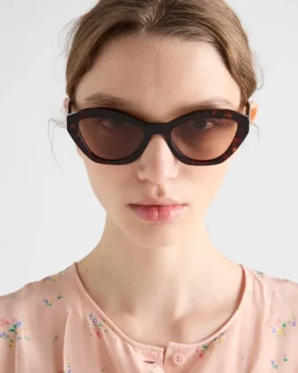 Gafas de sol con el logotipo de Prada