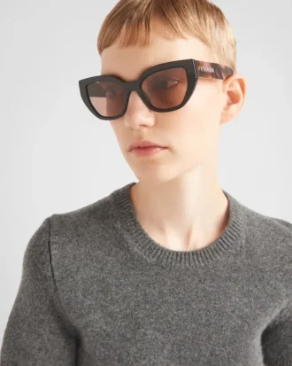 Gafas de sol con el logotipo de Prada